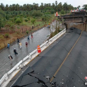 墨西哥发生6.8级强震 钢筋桥梁断裂